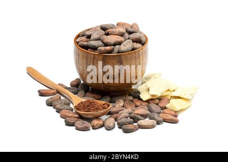 Rohe Kakaobohnen in Holzschüssel, Kakaobutter und Löffel mit Kakaopulver. Schokolade Zutaten isoliert auf weißem Hintergrund. Stockfoto