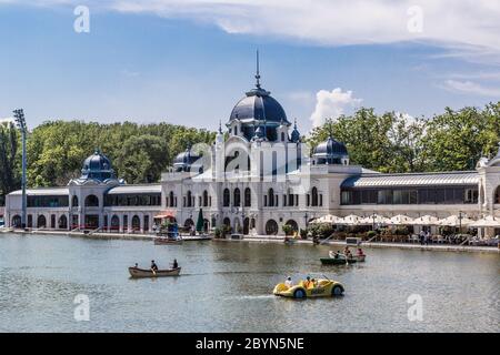 Die neu renovierte Eisbahn (jetzt als See) im Hauptstadtpark in Budapest Stockfoto