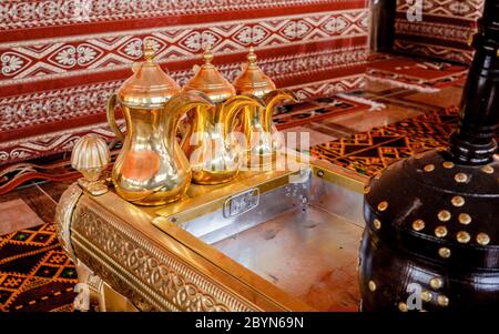 Traditionelle Arabische Kaffeekanne. Touristische Zelte in Wadi Rum Dessert in Jordanien. Reisekonzept Stockfoto