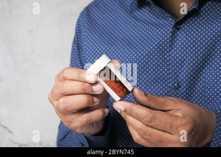 Junger Mann mit Pille contianer mit Kopie Raum Stockfoto
