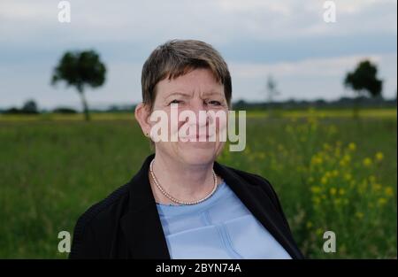 10. Juni 2020, Sachsen-Anhalt, Prosigk: Claudia Dalbert (Grüne), Umweltministerin von Sachsen-Anhalt, auf einem Feld. Eine Pflanzkampagne ging es um die Förderung des Feldbaumanbaus, in dem Baumstreifen und Sträucher die Biodiversität und Bodenverbesserung fördern sollen. Foto: Sebastian Willnow/dpa-Zentralbild/ZB Stockfoto