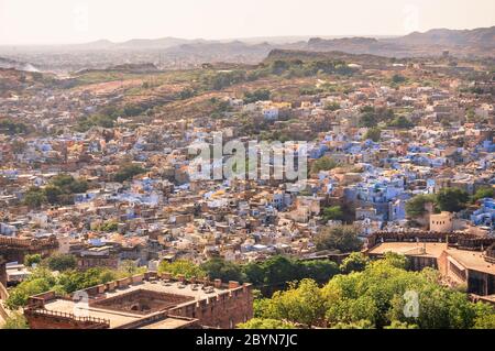 Blick auf die blaue Stadt Jodhpur, Rajasthan, Indien von Mehrangarh Fort - Stadtbild, Luft Stockfoto