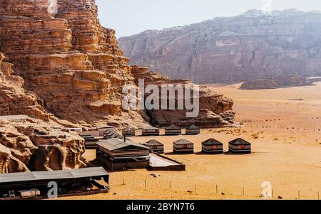 Camping entlang der Felsen in Petra, Wadi Rum. Jordanien. Ein fantastisches Abenteuer. Foto des Reisekonzepts. UNESCO-Weltkulturerbe Stockfoto