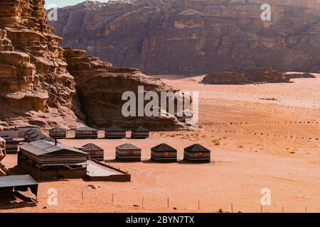 Camping entlang der Felsen in Petra, Wadi Rum. Jordanien. Ein fantastisches Abenteuer. Foto des Reisekonzepts. UNESCO-Weltkulturerbe Stockfoto