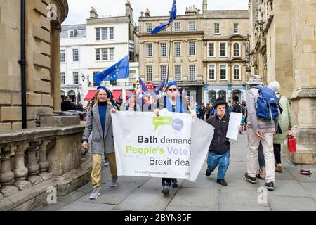 Wera Hobhouse MP für die Badewanne (Bild links) wird dargestellt, wie Sie verbindet die Badewanne für Europa Gruppe als Sie Teil in einem pro EU-Protest in Badewanne 5/5/2019 nehmen Stockfoto