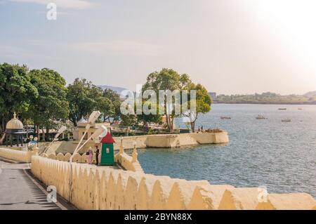 UDAIPUR, INDIEN - 10 FEB, 2014 - Blick auf die Böschung am Pichola See in Udaipur in der Nähe von City Palace Komplex Stockfoto