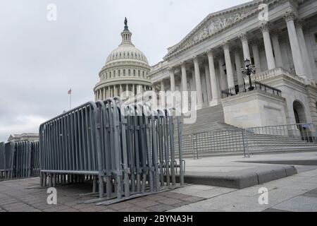 Washington, DC, USA. Juni 2020. Barrikaden sitzen vor dem Kapitol der Vereinigten Staaten in Washington, DC, USA, am Mittwoch, 10. Juni 2020. Kredit: Stefani Reynolds/CNP Nutzung weltweit Kredit: dpa/Alamy Live News Stockfoto
