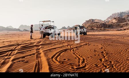 Geländewagen fahren in der Wüste. Fahren eines Allrad-SUV in der Wüste, traditionelle Unterhaltung für Touristen. Wunderschönes Tal. Reisen Stockfoto