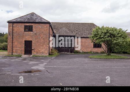 Die katholische Kirche von St Francis de Sales in Wash Common, Newbury. Untergebracht in einer umgebauten Scheune. Stockfoto