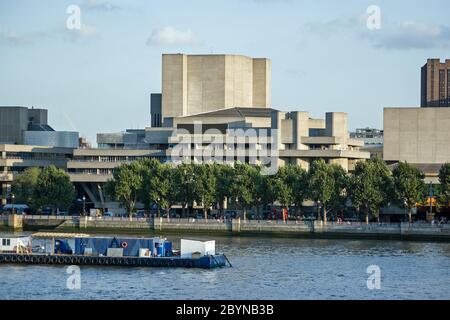 Blick über die Themse auf der Waterloo Bridge Blick auf das National Theatre auf der South Bank in Lambeth, London. Stockfoto