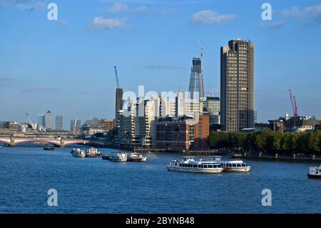 London, Großbritannien - 16. September 2011: Blick von der Waterloo-Brücke auf das Südufer der Themse bei Lambeth. Umfasst Gabriel's Wharf, Tate Modern Ar Stockfoto