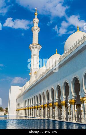 Flur mit golden verzierten Säulen am Eingang der weltberühmten Sheikh Sultan Zayed Moschee in Abu Dhabi VAE Stockfoto