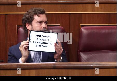 Madrid, Spanien; 10/06/2020.- Ivan Espinosa, Sprecher der rechtsextremen Partei mit 51 Abgeordneten im spanischen Parlament.Pedro Sanchez, der spanische Präsident, gewinnt die Stimmen für das Mindestlebenseinkommen (IMV auf spanisch) und nur die rechtsextreme Vox-Partei stimmt dagegen. Das Mindestlebenseinkommen ist das Einkommen, mit dem der Staat die Armut und Ungleichheit im Königreich Spanien bekämpfen will, das zu den höchsten in Europa gehört. Sie wird zwischen 461 und 1,100 Euro liegen. Dieses lebenswichtige Einkommen wird 850,000 Familien erreichen, die etwa 2.3 Millionen Menschen gruppieren, und die Regierung plant, dass, in der ersten Instanz Stockfoto