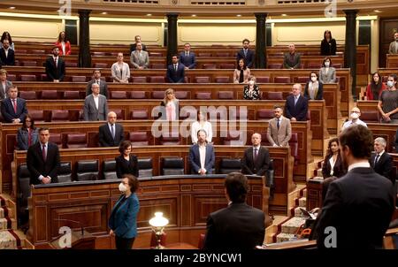 Madrid, Spanien; 10/06/2020.- Schweigeminute für die bei der Pandemie Getöteten.Pedro Sanchez, der spanische Präsident, gewinnt die Stimme für das Mindestlebenseinkommen (IMV) und nur die rechtsextreme Vox-Partei stimmt dagegen. Das Mindestlebenseinkommen ist das Einkommen, mit dem der Staat die Armut und Ungleichheit im Königreich Spanien bekämpfen will, das zu den höchsten in Europa gehört. Sie wird zwischen 461 und 1,100 Euro liegen. Dieses lebenswichtige Einkommen wird 850,000 Familien, die Gruppe etwa 2.3 Millionen Menschen erreichen, und die Regierung plant, dass in erster Linie die Menge Haushalte mit einem erreichen Stockfoto