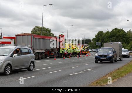 Cork, Irland. Juni 2020. Blackpool Crash, Cork City. Gegen 4:30 Uhr wurden heute Rettungsdienste an der Kreuzung N20 und Pophams Road in Blackpool mit einer Kollision zwischen einem Sattelzug und einem Auto vor Ort gerufen. Berichte sagen, dass es keine Verletzungen gibt. Notdienste sind noch vor Ort. Kredit: Damian Coleman / Alamy Live News Stockfoto