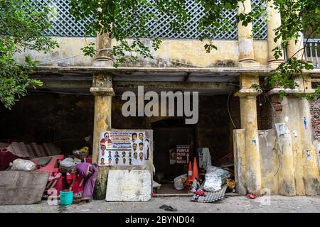 Chennai, Tamil Nadu, Indien - August 2018: Die verblassten Säulen eines alten Gebäudes im Fort St. George Komplex. Stockfoto