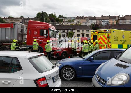 Cork, Irland. Juni 2020. Blackpool Crash, Cork City. Gegen 4:30 Uhr wurden heute Rettungsdienste an der Kreuzung N20 und Pophams Road in Blackpool mit einer Kollision zwischen einem Sattelzug und einem Auto vor Ort gerufen. Berichte sagen, dass es keine Verletzungen gibt. Notdienste sind noch vor Ort. Kredit: Damian Coleman / Alamy Live News Stockfoto