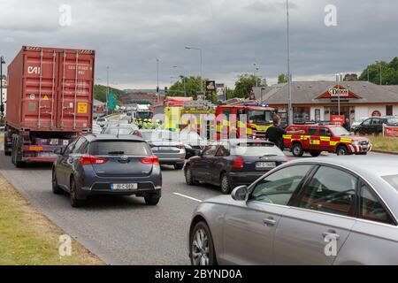 Cork, Irland. Juni 2020. Blackpool Crash, Cork City. Gegen 4:30 Uhr wurden heute Rettungsdienste an der Kreuzung N20 und Pophams Road in Blackpool mit einer Kollision zwischen einem Sattelzug und einem Auto vor Ort gerufen. Berichte sagen, dass es keine Verletzungen gibt. Notdienste sind noch vor Ort. Kredit: Damian Coleman / Alamy Live News Stockfoto