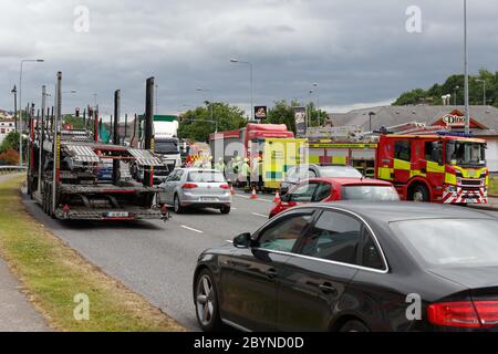 Cork, Irland. Juni 2020. Blackpool Crash, Cork City. Gegen 4:30 Uhr wurden heute Rettungsdienste an der Kreuzung N20 und Pophams Road in Blackpool mit einer Kollision zwischen einem Sattelzug und einem Auto vor Ort gerufen. Berichte sagen, dass es keine Verletzungen gibt. Notdienste sind noch vor Ort. Kredit: Damian Coleman / Alamy Live News Stockfoto