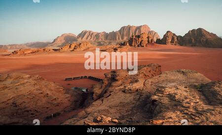 Camping entlang der Felsen in Petra, Wadi Rum. Jordanien. Ein fantastisches Abenteuer. Foto des Reisekonzepts. UNESCO-Weltkulturerbe Stockfoto