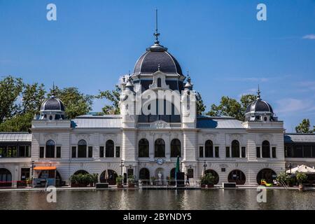 Die neu renovierte Eisbahn (jetzt als See) im Hauptstadtpark in Budapest Stockfoto