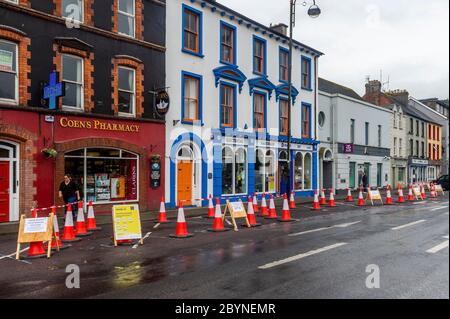 Bantry, West Cork, Irland. Juni 2020. In den letzten Tagen wurden auf dem Bantry Square von einer neuen Gruppe namens "die Stadt-Aktivierungsgruppe", zusammen mit dem Cork County Council, soziale Distanzierungszeichen und Verkehrskegel angebracht. Die Idee der Zapfen ist, soziale Distanzierung zu fördern, einen Außenbereich für Restaurants zu bieten, Bereiche festzulegen und "Bantry eine sichere Stadt zum Handel zu machen". Die Anwohner behaupten jedoch, dass die Kegel die Anzahl der Parkplätze verringern und an Markttagen Chaos anrichten werden. Credit: AG News/Alamy Live News Stockfoto