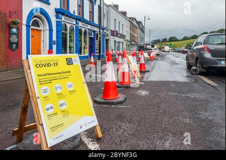 Bantry, West Cork, Irland. Juni 2020. In den letzten Tagen wurden auf dem Bantry Square von einer neuen Gruppe namens "die Stadt-Aktivierungsgruppe", zusammen mit dem Cork County Council, soziale Distanzierungszeichen und Verkehrskegel angebracht. Die Idee der Zapfen ist, soziale Distanzierung zu fördern, einen Außenbereich für Restaurants zu bieten, Bereiche festzulegen und "Bantry eine sichere Stadt zum Handel zu machen". Die Anwohner behaupten jedoch, dass die Kegel die Anzahl der Parkplätze verringern und an Markttagen Chaos anrichten werden. Credit: AG News/Alamy Live News Stockfoto