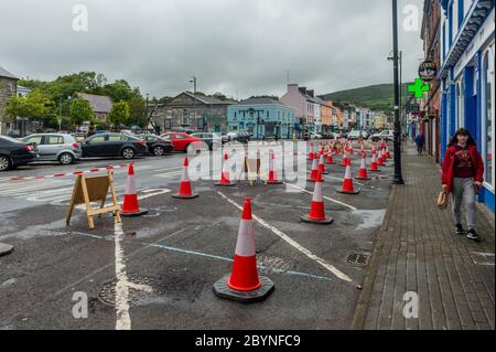 Bantry, West Cork, Irland. Juni 2020. In den letzten Tagen wurden auf dem Bantry Square von einer neuen Gruppe namens "die Stadt-Aktivierungsgruppe", zusammen mit dem Cork County Council, soziale Distanzierungszeichen und Verkehrskegel angebracht. Die Idee der Zapfen ist, soziale Distanzierung zu fördern, einen Außenbereich für Restaurants zu bieten, Bereiche festzulegen und "Bantry eine sichere Stadt zum Handel zu machen". Die Anwohner behaupten jedoch, dass die Kegel die Anzahl der Parkplätze verringern und an Markttagen Chaos anrichten werden. Credit: AG News/Alamy Live News Stockfoto