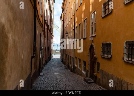 Blick auf die enge Kopfsteinpflasterstraße in Gamla Stan, der mittelalterlichen Altstadt von Stockholm Stockfoto