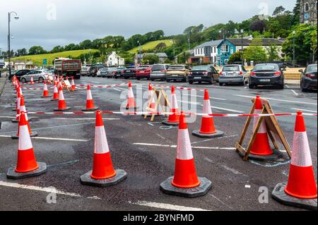 Bantry, West Cork, Irland. Juni 2020. In den letzten Tagen wurden auf dem Bantry Square von einer neuen Gruppe namens "die Stadt-Aktivierungsgruppe", zusammen mit dem Cork County Council, soziale Distanzierungszeichen und Verkehrskegel angebracht. Die Idee der Zapfen ist, soziale Distanzierung zu fördern, einen Außenbereich für Restaurants zu bieten, Bereiche festzulegen und "Bantry eine sichere Stadt zum Handel zu machen". Die Anwohner behaupten jedoch, dass die Kegel die Anzahl der Parkplätze verringern und an Markttagen Chaos anrichten werden. Credit: AG News/Alamy Live News Stockfoto