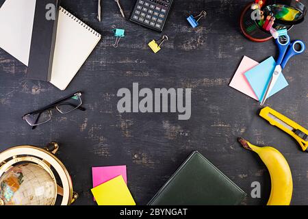 Verschiedene Schulbedarf auf dunklem Hintergrund. Konzept Zurück zur Schule Stockfoto