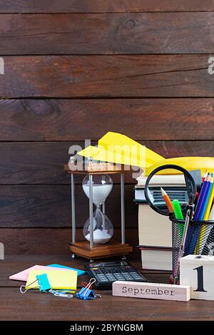 Verschiedene Schulbedarf auf Holzhintergrund. Konzept Zurück zur Schule Stockfoto