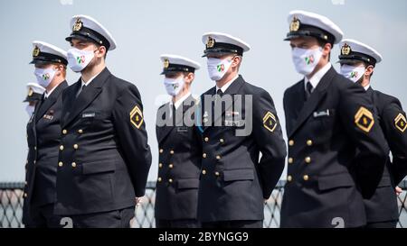 Wilhelmshaven, Deutschland. Juni 2020. Marines stehen auf der Fregatte Nordrhein-Westfalen, wenn sie in Dienst gestellt wird. Die Marine hat die zweite von vier neuen Fregatten der F 125 Klasse in Dienst gestellt. Die Nordrhein-Westfalen sind das Schwesterschiff der Baden-Württemberg, die vor einem Jahr in die Flotte aufgenommen wurde. Das Schiff wurde für langfristige maritime Stabilisierungsoperationen gebaut. Quelle: Sina Schuldt/dpa Pool/dpa/Alamy Live News Stockfoto