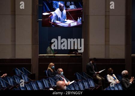 Washington, DC. Juni 2020. Sprecherin des Hauses Nancy Pelosi (D-CA) und andere hören als Philonise Floyd, Bruder von George Floyd, Kann während einer Anhörung auf dem Kapitolhügel des Justizkomitees des Hauses über Polizeipraktiken und Strafverfolgungsverantwortung, die durch den Tod von George Floyd während der Polizeigewahrsam 10. Juni 2020 in Washington, DC, ausgelöst wurde, bezeugt werden.Quelle: Brendan Smialowski/Pool via CNP.Quelle: dpa/Alamy Live News Stockfoto