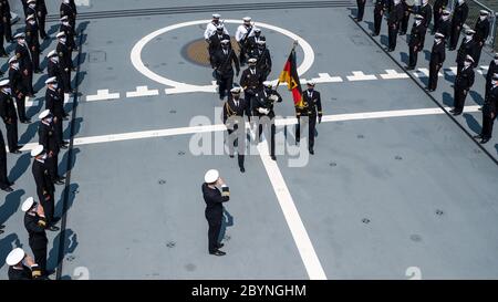 Wilhelmshaven, Deutschland. Juni 2020. Marines gehen über das Deck, wenn sie in den Dienst der Fregatte Nordrhein-Westfalen gehen. Die Marine hat die zweite von vier neuen Fregatten der F 125 Klasse in Dienst gestellt. Die Nordrhein-Westfalen sind das Schwesterschiff der Baden-Württemberg, die vor einem Jahr in die Flotte aufgenommen wurde. Das Schiff wurde für langfristige maritime Stabilisierungsoperationen gebaut. Quelle: Sina Schuldt/dpa Pool/dpa/Alamy Live News Stockfoto