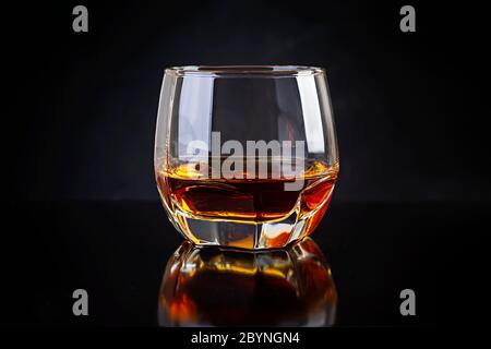 Glas Whiskey auf dunklem Hintergrund. Stockfoto