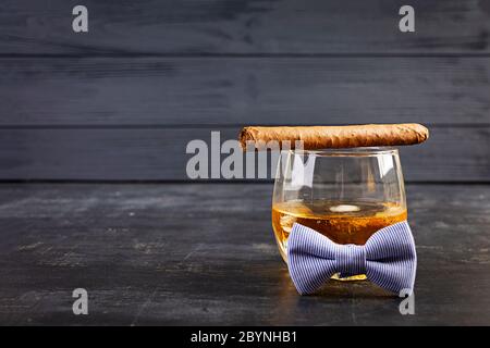Alles gute zum Vatertag. Vintage-Konzept mit Blick auf Whiskey und Zigarre Stockfoto