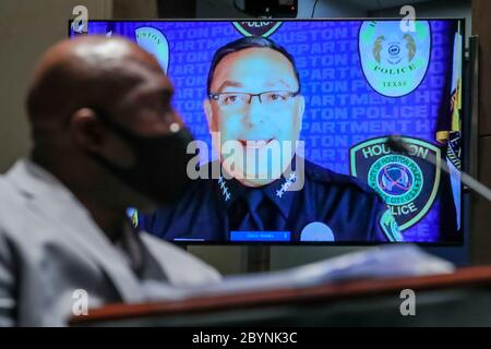 Houston Police Chief Art Acevedo (R) gibt seine Eröffnungserklärung ab, während George Floydís Bruder Philonise Floyd (L) während der Anhörung des House Judiciary Committee über ëPolicing Practices and Law Enforcement Accountabilityí im US Capitol in Washington, DC, USA, am 10. Juni 2020 zuhört. Die Anhörung kommt nach dem Tod von George Floyd, während in der Obhut von Offizieren der Minneapolis Police Department und der Einführung des Justice in Policing Act von 2020 im US-Repräsentantenhaus. Kredit: Michael Reynolds/Pool über CNP/MediaPunch Stockfoto