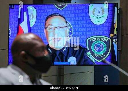Houston Police Chief Art Acevedo (R) gibt seine Eröffnungserklärung ab, während George Floydís Bruder Philonise Floyd (L) während der Anhörung des House Judiciary Committee über ëPolicing Practices and Law Enforcement Accountabilityí im US Capitol in Washington, DC, USA, am 10. Juni 2020 zuhört. Die Anhörung kommt nach dem Tod von George Floyd, während in der Obhut von Offizieren der Minneapolis Police Department und der Einführung des Justice in Policing Act von 2020 im US-Repräsentantenhaus. Kredit: Michael Reynolds/Pool über CNP/MediaPunch Stockfoto
