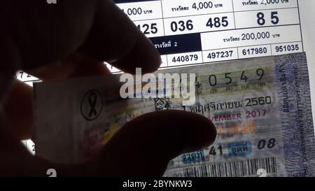 Nahaufnahme überprüfen Anzahl der thai National Lottery Ticket in der Nähe von gewinnen, Thailand - 1 November 2017 Stockfoto