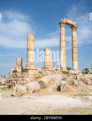 Die Zitadelle in der Stadt Amman in Jordanien im Nahen Osten. Tempel des Herkules der Zitadelle Amman (Jabal al-Qal'a). Altstadt. Stockfoto