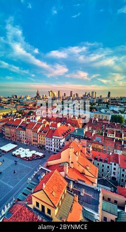 Schöne Panorama-Drohne Blick auf Warschau Altstadt (POL: Stare Miasto) mit modernen Wolkenkratzern am Horizont, Königliches Schloss, Platz und die Colu Stockfoto