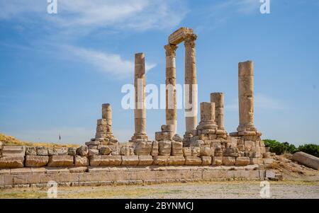 Die Zitadelle in der Stadt Amman in Jordanien im Nahen Osten. Tempel des Herkules der Zitadelle Amman (Jabal al-Qal'a). Altstadt. Stockfoto