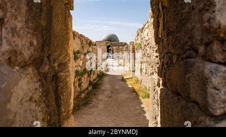 Colonnated Street in Richtung Monumental Gateway am Umayyad Palace, Amman Citadel, Amman, Jordanien, Travel Concept Stockfoto