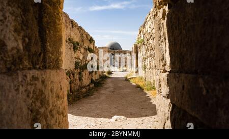 Colonnated Street in Richtung Monumental Gateway am Umayyad Palace, Amman Citadel, Amman, Jordanien, Travel Concept Stockfoto