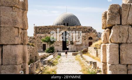 Colonnated Street in Richtung Monumental Gateway am Umayyad Palace, Amman Citadel, Amman, Jordanien, Travel Concept Stockfoto