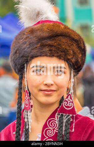 Junge Frau in traditioneller Kleidung während eines Festivals in Osch Kirgisistan Stockfoto