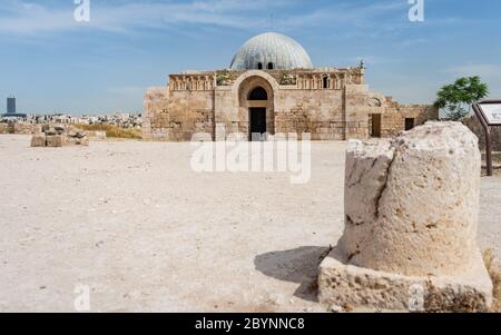 Colonnated Street in Richtung Monumental Gateway am Umayyad Palace, Amman Citadel, Amman, Jordanien, Travel Concept Stockfoto