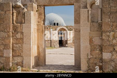 Colonnated Street in Richtung Monumental Gateway am Umayyad Palace, Amman Citadel, Amman, Jordanien, Travel Concept Stockfoto