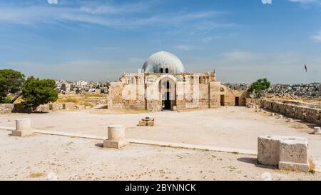 Colonnated Street in Richtung Monumental Gateway am Umayyad Palace, Amman Citadel, Amman, Jordanien, Travel Concept Stockfoto